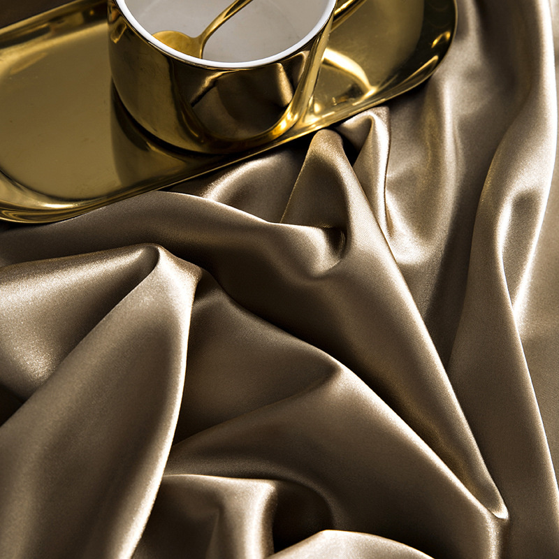 Set di biancheria da letto di  - Silk Sheet Set recensione e prezzo